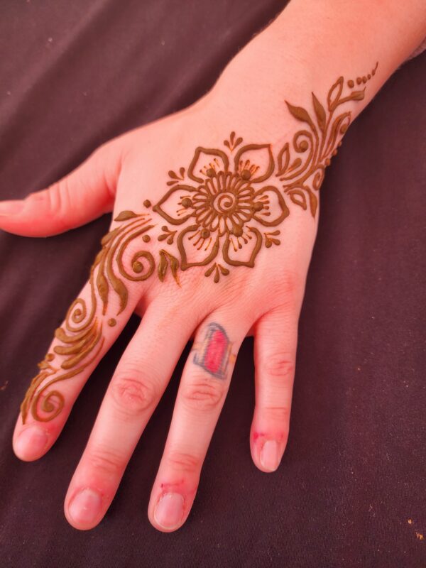 70 Minimal Henna Designs : Moon, Flower & Sparkles | Henna tattoo ideen, Tattoo  henna, Henna